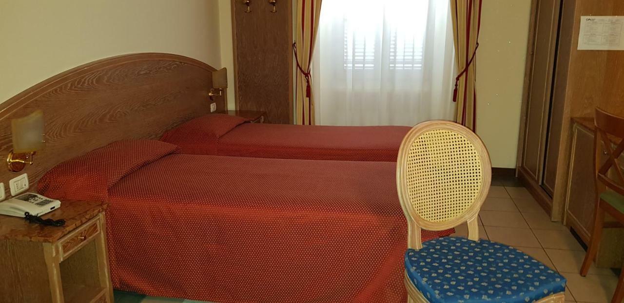 Hotel La Cupola Новара Екстериор снимка