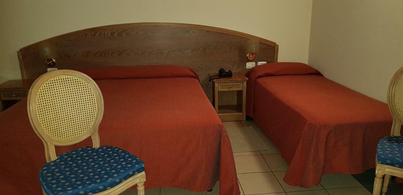 Hotel La Cupola Новара Екстериор снимка